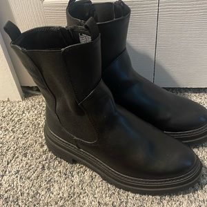 Black boots. Size 7
